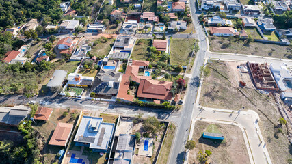 Obraz premium Newly built upper-middle-class homes in the Solar da Serra condominium, in the mountainous region of the Botanical Garden of Brasília. Brazil. 2024