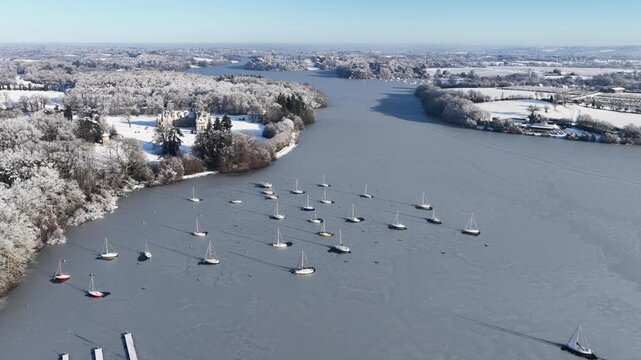 paysage d'hiver en France, rivi&egrave;re gel&eacute;e sous la neige en Loire-Atlantique, les bords de l'Erdre
