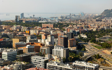Obraz premium Picturesque view of Barcelona and its seaport from mount Grories