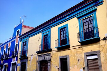 Obraz premium Colorful Colonial Facades with Balconies on a Puebla Street (Puebla, Mexico) 