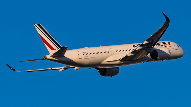 sky harbor airport 1-11-2026 Phoenix, AZ USAAir France Airbus A350-900 F-HUVS departure from runway 7L at Phoenix Sky Harbor Intl. Airport.