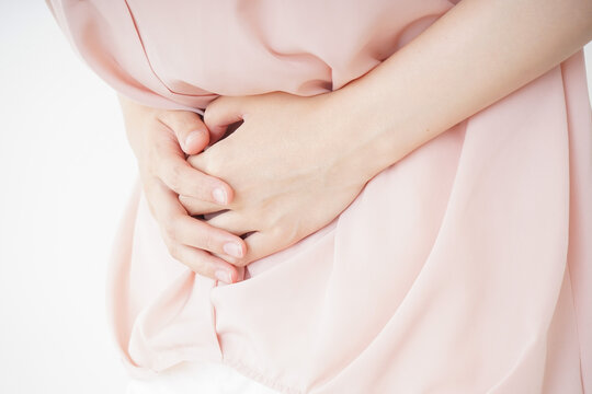 腹痛苦しむ若い女性客