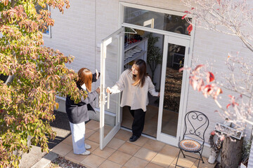 来客を迎える女性