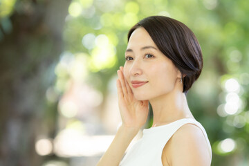 女性　新緑　緑　スキンケア