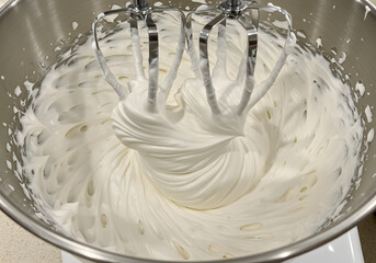 Whipped cream mixing process