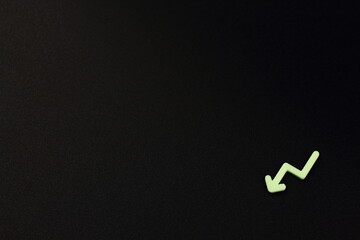 暗い背景で浮き彫りになる数値の下落イメージ