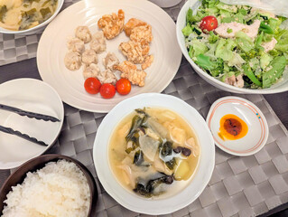 焼売と唐揚げに具だくさんの味噌汁セット