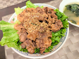 レタスの上にたっぷり乗せた胡麻香る牛丼