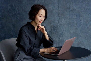 パソコンを使うビジネスウーマン　黒背景