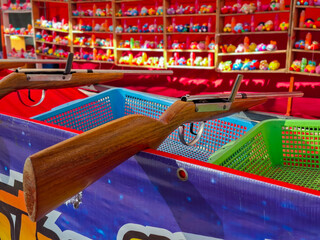 Shooting game booths at temple fairs or outdoor festivals; shooting games with dolls at festivals.