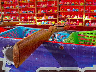 Shooting game booths at temple fairs or outdoor festivals; shooting games with dolls at festivals.