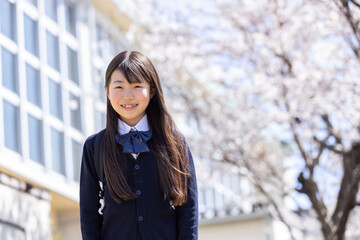 桜と笑顔の学生