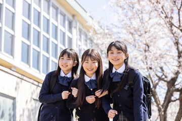 春の校舎と笑顔の学生