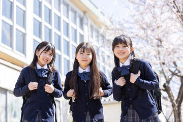 春の校舎と笑顔の学生