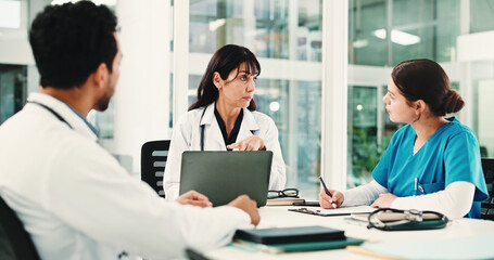 Obraz premium Laptop and healthcare with doctors in hospital for teamwork, surgery schedule and meeting. Patient records, planning and medical update with people in clinic for nurses consulting, research and tech