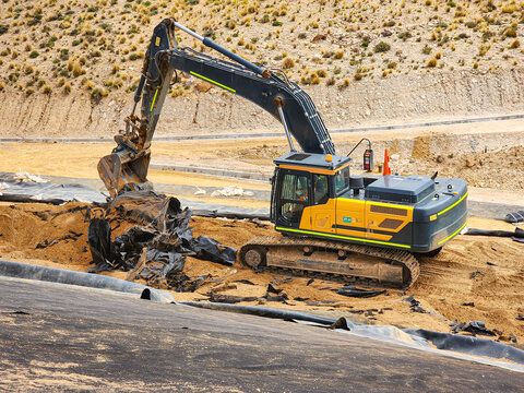 Process for removing and recycling HDPE geomembrane from landfills and ponds