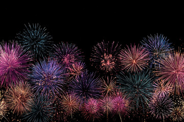 Fototapeta premium Colorful fireworks explode in the night sky creating a festive and celebratory atmosphere