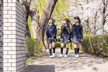 並んで歩く学生