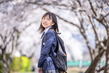 笑顔で振り返る女の子