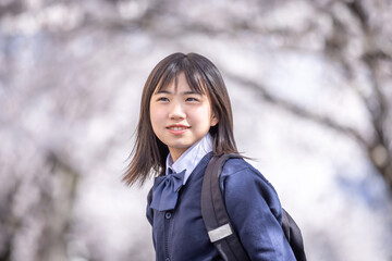 笑顔で振り返る女の子