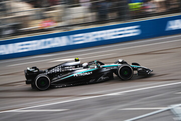 Obraz premium BAKU, AZERBAIJAN - SEPTEMBER 21, 2025: George Russell drives the Mercedes-AMG F1 W16 E Performance during the Formula 1 Azerbaijan Grand Prix at Baku City Circuit