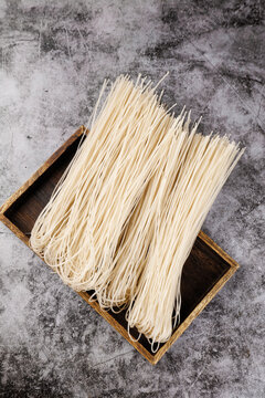 Handmade Pueraria Yam Noodles in Wooden Basket, Dabie Mountain