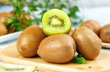 Fresh Green Kiwifruit with Heart Pattern - Shaanxi Jiangshan Supply
