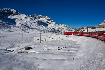 Paesaggio montano con treno