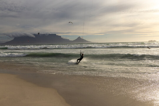 Kite surfers in Cape Town with mountain view