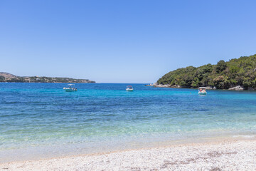 Obraz premium Wide angle view of a sunny, clear-water Mediterranean beach and coast