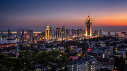 Obraz premium Illuminated Shanghai Skyline at Twilight with Modern Skyscrapers and Vibrant Urban Cityscape