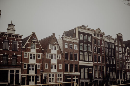 Typische historische Hausfassaden an einer Gracht in Amsterdam, Niederlande