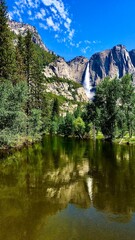 アメリカのヨセミテ国立公園のマーセド川