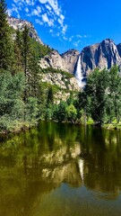 アメリカのヨセミテ国立公園のマーセド川