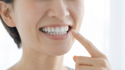綺麗な歯並びの女性の口元のアップ　歯科検診やホワイトニングの効果を伝えるシーン