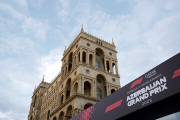 Naklejka premium BAKU, AZERBAIJAN - SEPTEMBER 18, 2025: Official event signage for the 2025 Formula 1 Azerbaijan Grand Prix positioned in front of the historic Government House architecture in Baku