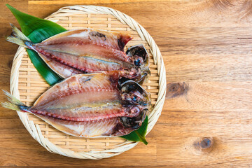 竹ざるに盛られた鯵の開き
