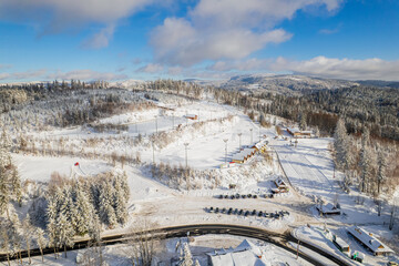 G&oacute;ry, Beskid Śląski w Polsce na Śląsku, panorama zimą z lotu ptaka.