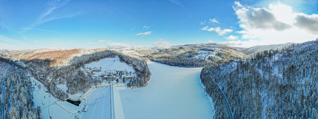 Góry zimą, Beskid Śląski w Polsce, zamarznięte Jezioro Czernieńskie w Wiśle. Początek największej rzeki w Polsce Wisły. © Franciszek