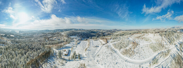 Góry, Beskid Śląski w Polsce na Śląsku, panorama zimą z lotu ptaka. © Franciszek