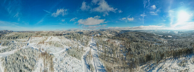 G&oacute;ry, Beskid Śląski w Polsce na Śląsku, panorama zimą z lotu ptaka.