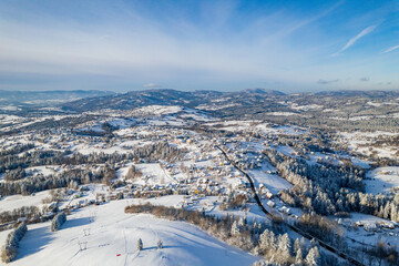 G&oacute;ry, Beskid Śląski w Polsce zimą. Panorama w Koniakowie na Śląsku.