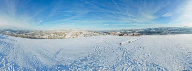 G&oacute;ry, Beskid Śląski w Polsce zimą. Panorama w Koniakowie na Śląsku.