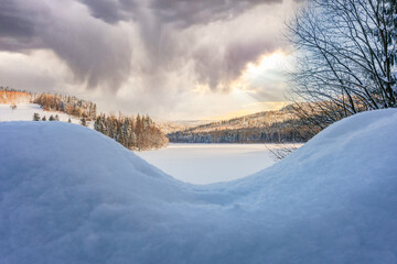 Góry zimą, Beskid Śląski w Polsce, zamarznięte Jezioro Czernieńskie w Wiśle. Początek największej rzeki w Polsce Wisły. © Franciszek