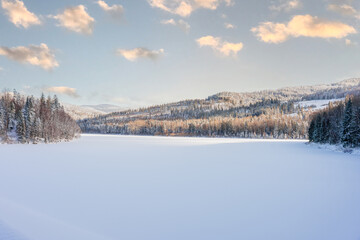 G&oacute;ry zimą, Beskid Śląski w Polsce, zamarznięte Jezioro Czernieńskie w Wiśle. Początek największej rzeki w Polsce Wisły.