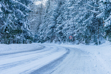 Leśna, g&oacute;rska droga w zimie zasypana śniegiem.