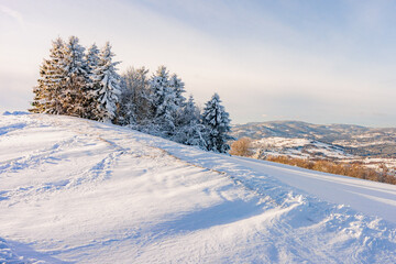 G&oacute;ry, Beskid Śląski w Polsce zimą. Panorama w Koniakowie na Śląsku.