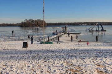 Winter in Berlin-Tegel; Blick vom Strandbad &uuml;ber den Tegeler See