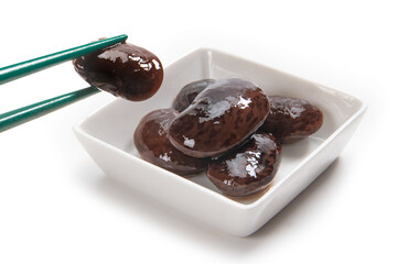 箸で摘んだ花豆の煮物