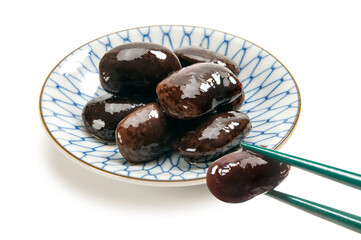 箸で摘んだ花豆の煮物